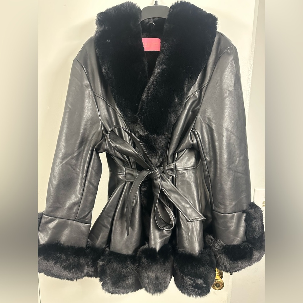 Azela Wang Chic Black Leather Jacket with Faux Fur Trim